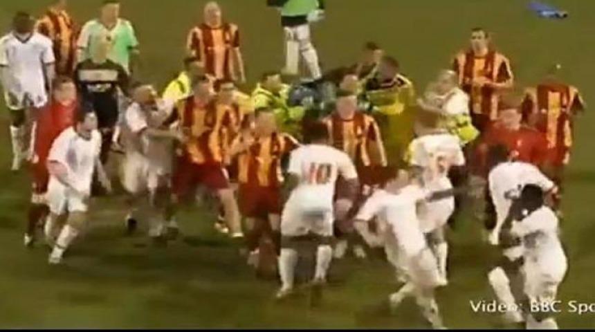 Futbolcular tekme tokat kavga etti (Video)