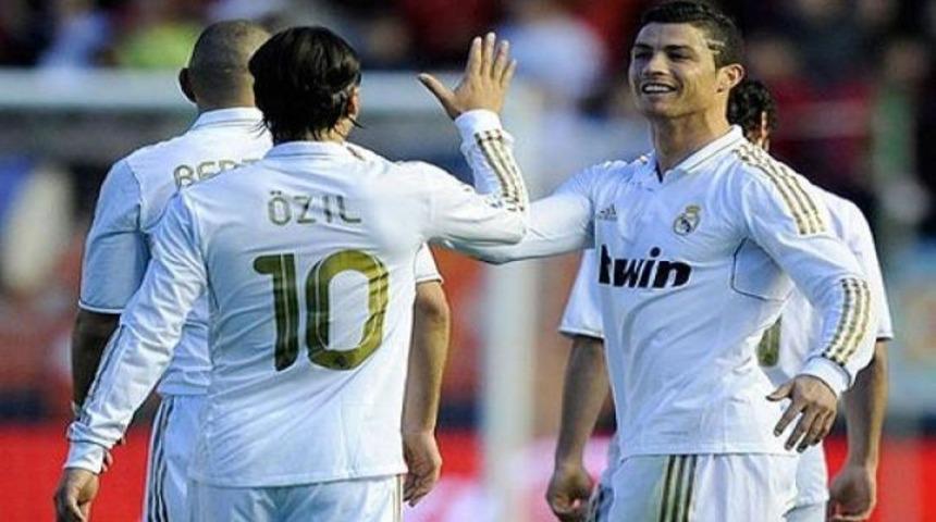 Mesut Ronaldo'yu ge&ccedil;ti