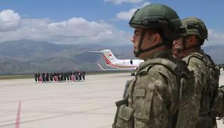 Türkiye şehitlerine ağlıyor! Kuzey Irak'ta şehit düşen 6 asker için Hakkari'de tören düzenlendi