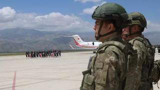 Türkiye şehitlerine ağlıyor! Kuzey Irak'ta şehit düşen 6 asker için Hakkari'de tören düzenlendi