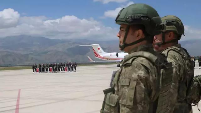 Türkiye şehitlerine ağlıyor! Kuzey Irak'ta şehit düşen 6 asker için Hakkari'de tören düzenlendi