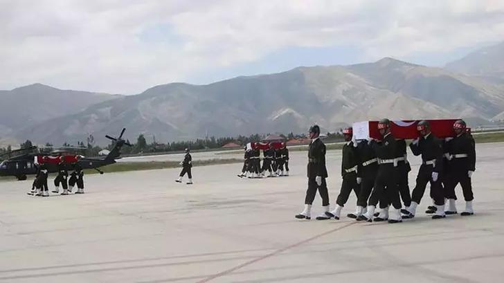 Türkiye şehitlerine ağlıyor! Kuzey Irak'ta şehit düşen 6 asker için Hakkari'de tören düzenlendi G1