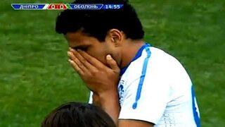 Kendi yaptığı faule inanamadı! (Video)