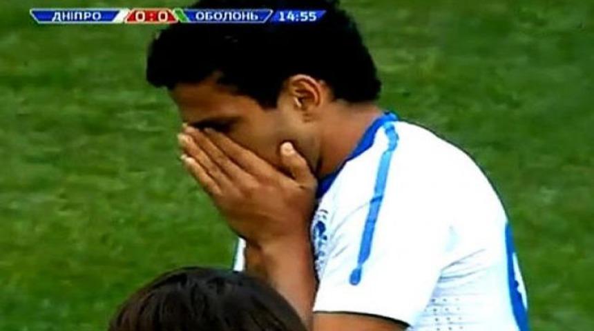 Kendi yaptığı faule inanamadı! (Video)