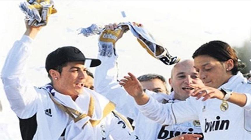 Mesut &Ouml;zil'in şampiyonluk dansı