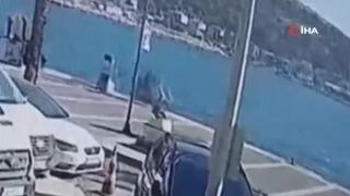 Çeşme'de motosikletiyle denize uçtu: O anlar kamerada
