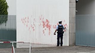 Almanya'da Filistin destekçileri Başbakanlık binasına kırmızı boya sürdü