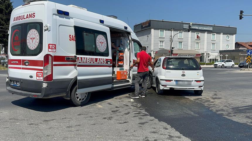 Düzce'de ambulans ile otomobil çarpıştı! Kazada 2 kişi yaralandı