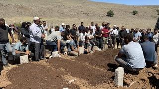 Mersin'deki feci kazada 5 kişi hayatını kaybetmişti! Yan yana toprağa verildiler