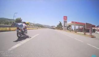 Motosikletini yüzüstü uzanarak kullanan sürücüye para cezası