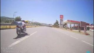 Motosikletini yüzüstü uzanarak kullanan sürücüye para cezası