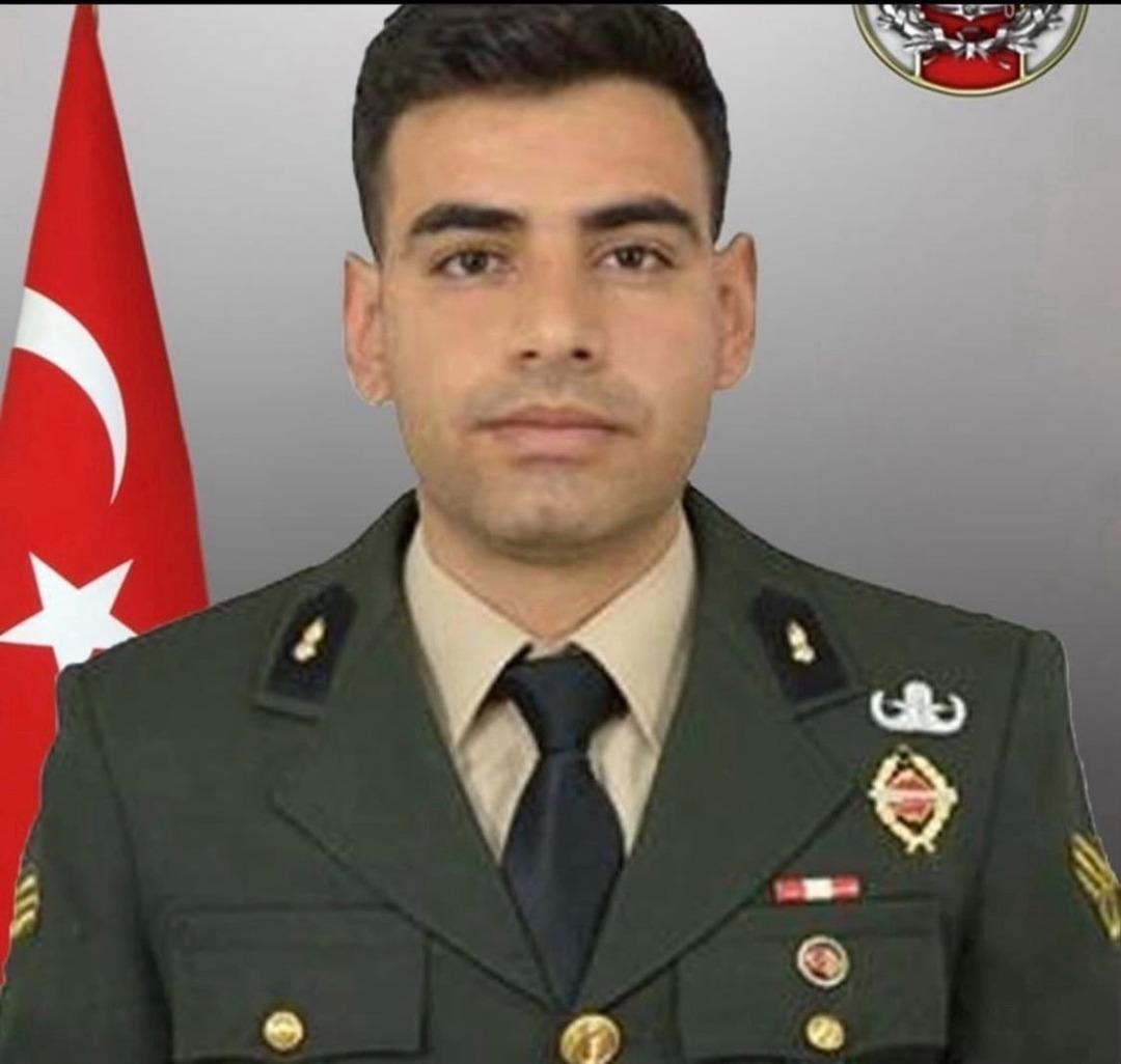 Pençe-Kilit harekatında şehit düşen askerlerimiz son yolculuğuna uğurlanıyor... Cenaze törenlerinde yürek burkan anlar 5