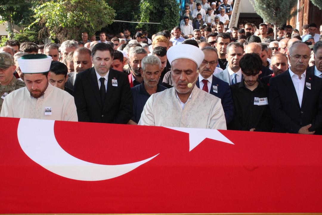 Pençe-Kilit harekatında şehit düşen askerlerimiz son yolculuğuna uğurlanıyor... Cenaze törenlerinde yürek burkan anlar 6