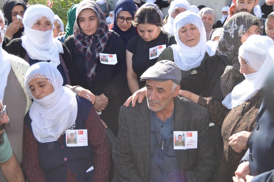 Pençe-Kilit harekatında şehit düşen askerlerimiz son yolculuğuna uğurlanıyor... Cenaze törenlerinde yürek burkan anlar 2
