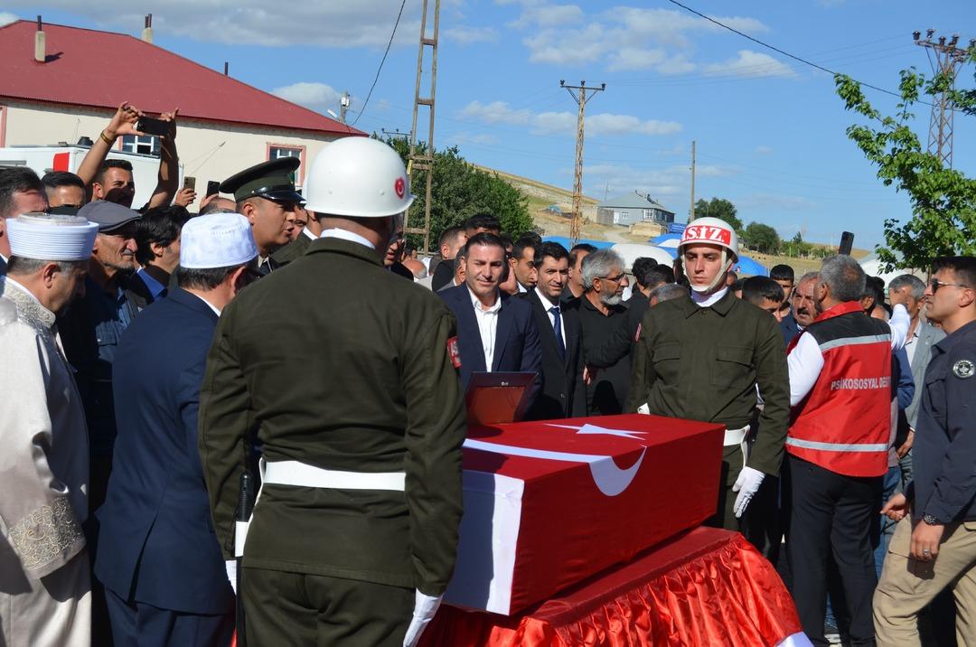 Pençe-Kilit harekatında şehit düşen askerlerimiz son yolculuğuna uğurlanıyor... Cenaze törenlerinde yürek burkan anlar 3