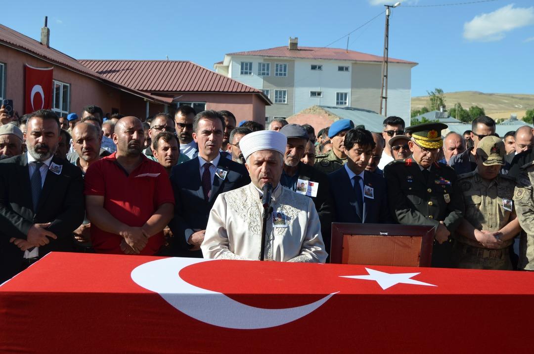 Pençe-Kilit harekatında şehit düşen askerlerimiz son yolculuğuna uğurlanıyor... Cenaze törenlerinde yürek burkan anlar 4