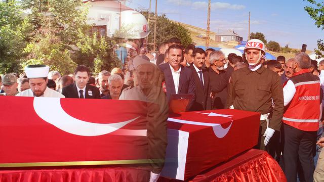 Pençe-Kilit harekatında şehit düşen askerlerimiz son yolculuğuna uğurlanıyor... Cenaze törenlerinde yürek burkan anlar