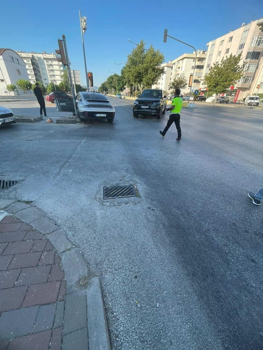 CHP İstanbul Milletvekili İlgezdi, Çanakkale de trafik kazası geçirdi 1