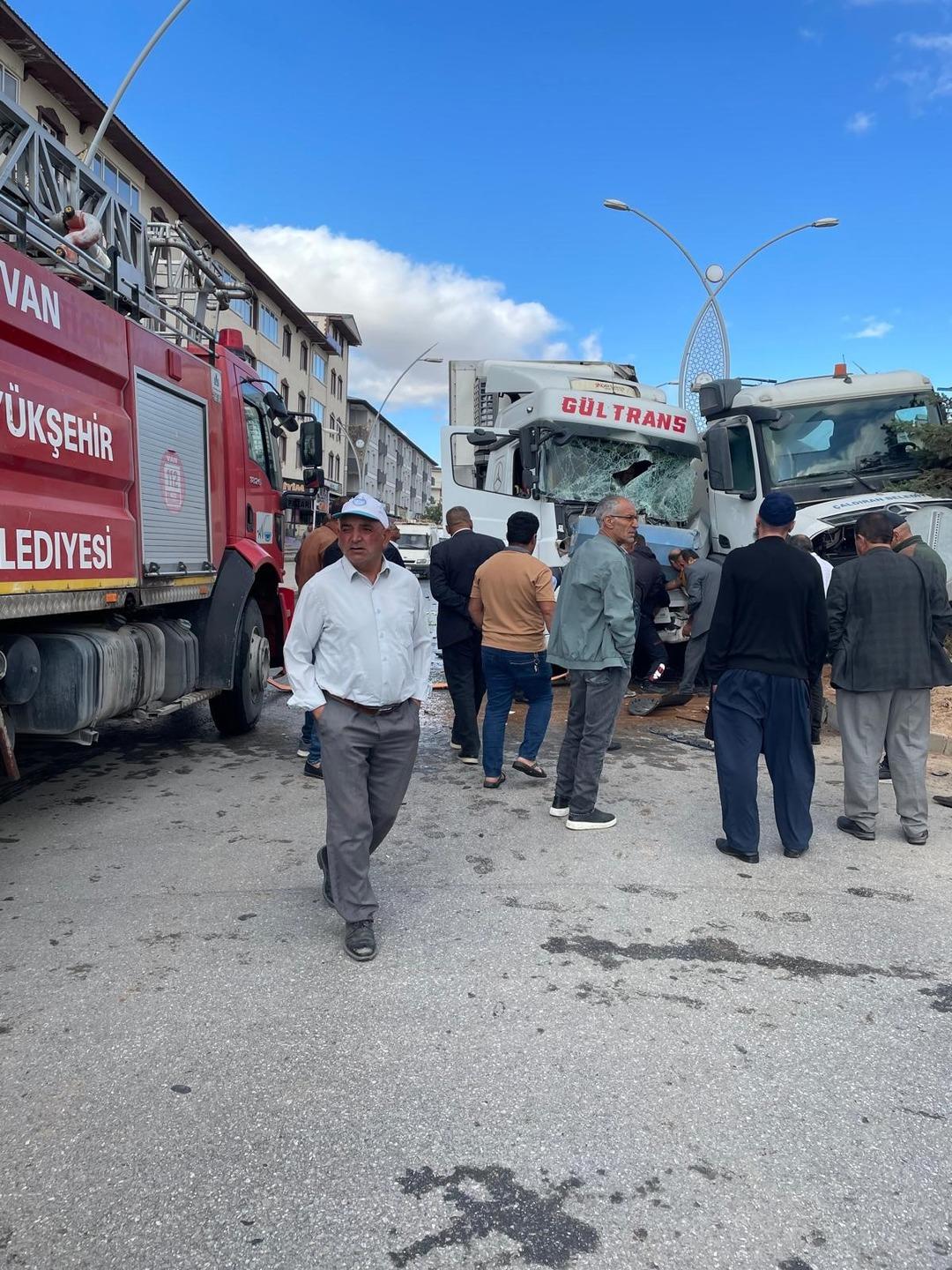 Van da tır kamyona arkadan çarptı: 1 yaralı 1