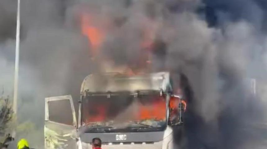 Mersin'de tır alev alev yandı! İtfaiye ve orman ekipleri müdahale etti