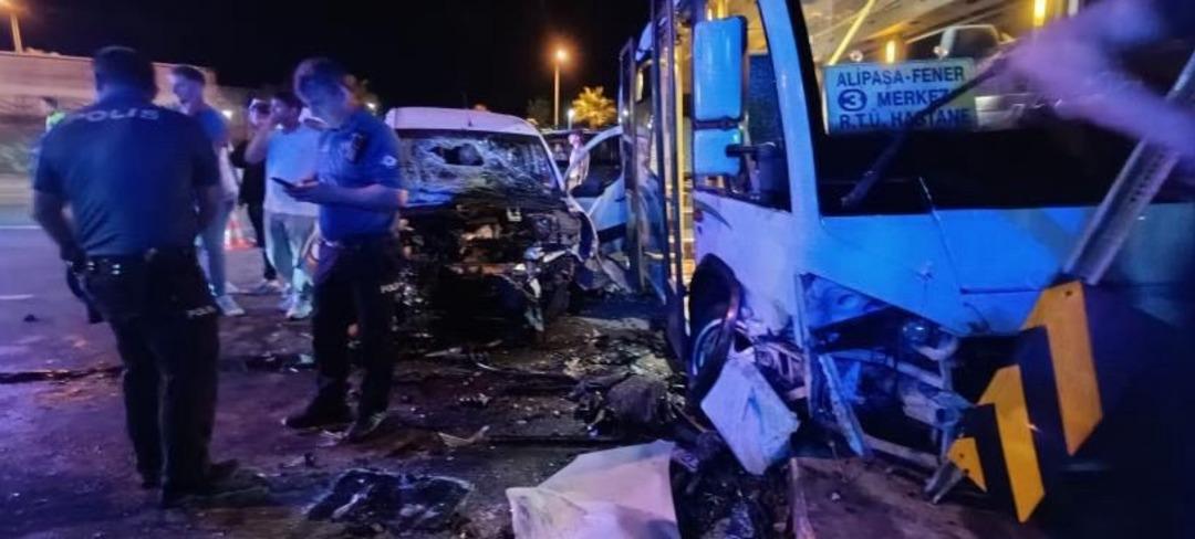 Rize de minibüs ile hafif ticari araç çarpıştı: 10 yaralı 1
