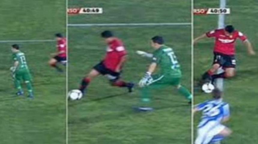 Kaleci arkasındaki futbolcuyu unutursa! (Video)