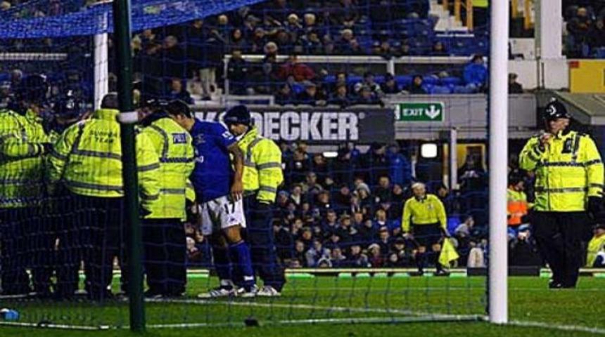 Fanatik taraftarlardan kelep&ccedil;eli protesto!