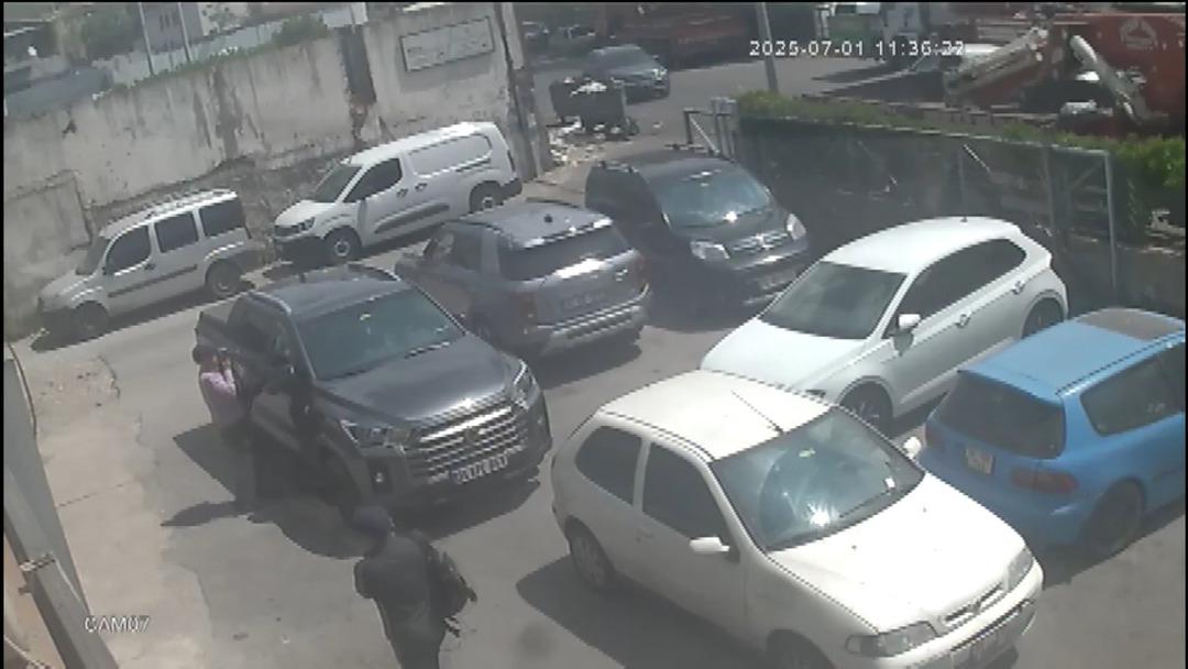 1200xauto Perulu hırsızlar İstanbul'da kamerada: Otomobilin camını kırıp içindeki 1,5 milyonu çaldılar!