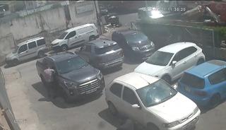 Perulu hırsızlar kamerada: Otomobilin camını kırıp içindeki 1,5 milyonu çaldılar!