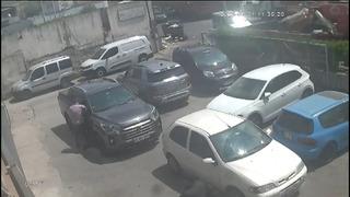 Perulu hırsızlar İstanbul'da kamerada: Otomobilin camını kırıp içindeki 1,5 milyonu çaldılar!