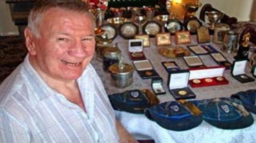 Liverpool'un efsanesi madalyalarını satıyor