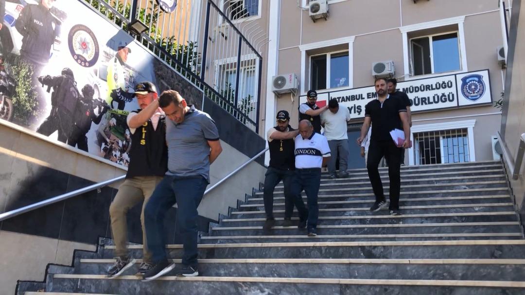 1200xauto Perulu hırsızlar İstanbul'da kamerada: Otomobilin camını kırıp içindeki 1,5 milyonu çaldılar!
