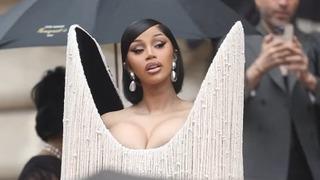 Ünlü rapçi Cardi B. sıra dışı kostümüyle defileye damga vurdu! Gerçek bir karga kullandı