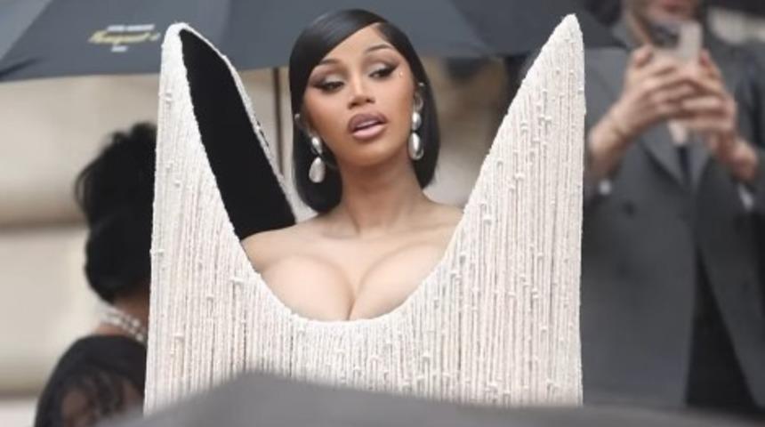 Ünlü rapçi Cardi B. sıra dışı kostümüyle defileye damga vurdu! Gerçek bir karga kullandı