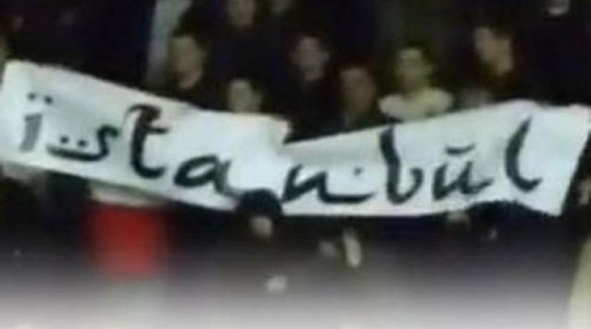 İngilizleri &ccedil;ıldırtan pankart!