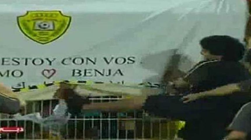 Maradona taraftara tekme attı! (Video)