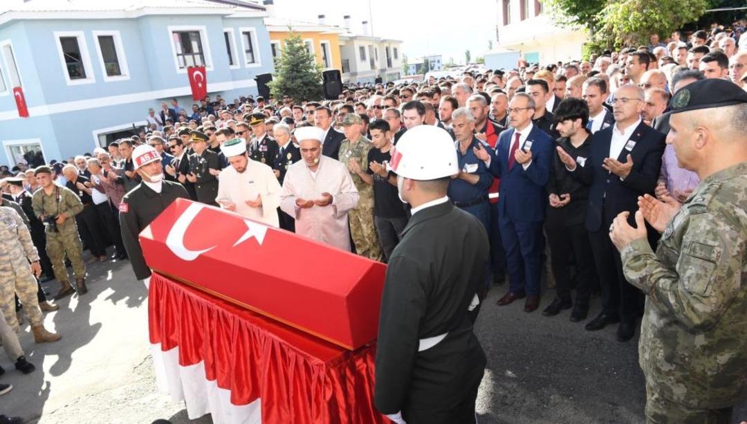 Türkiye şehitlerini uğurluyor! 12 kahramana son veda 1