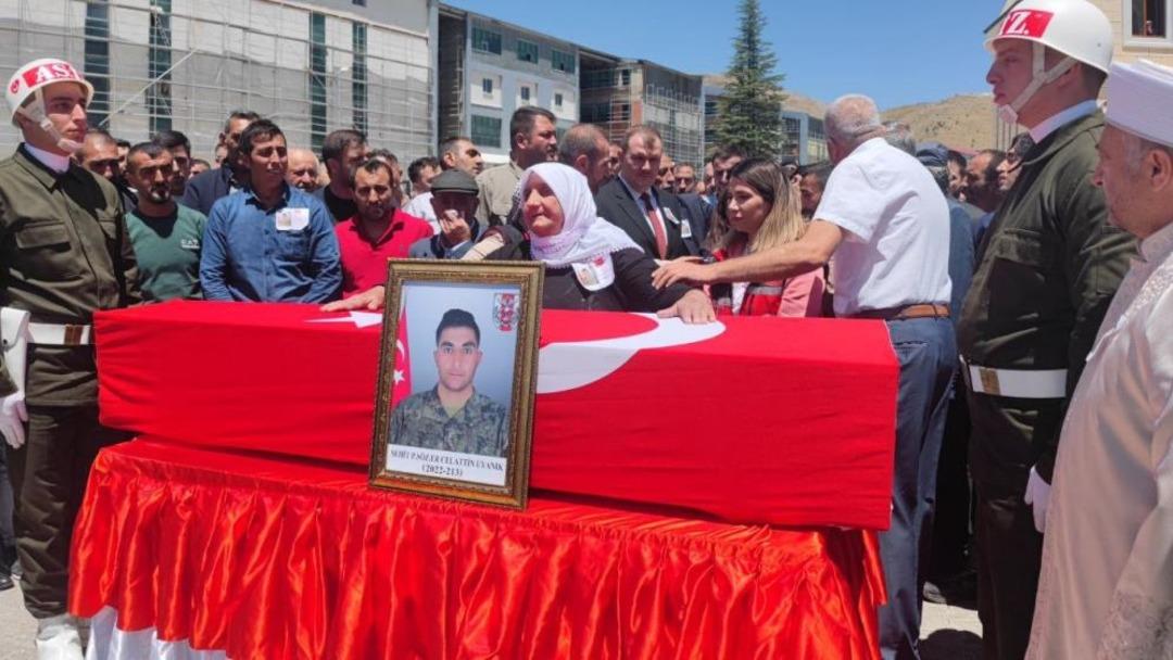 Türkiye şehitlerini uğurluyor! 12 kahramana son veda 3