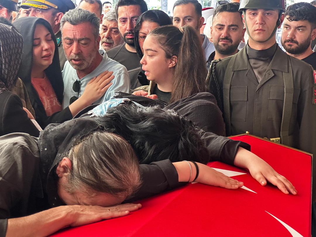 Türkiye şehitlerini uğurluyor! 12 kahramana son veda 9
