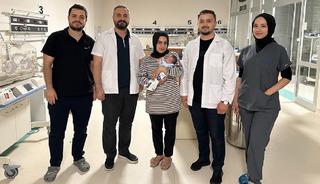 905 gram doğdu, günlerdir mücadele ediyordu! Mucize bebek hayata tutundu!