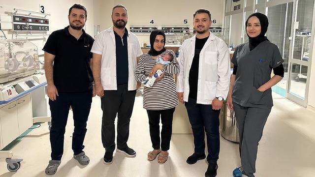 905 gram doğdu, günlerdir mücadele ediyordu! Mucize bebek hayata tutundu!