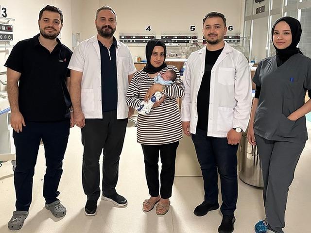 905 gram doğdu, günlerdir mücadele ediyordu! Mucize bebek hayata tutundu!