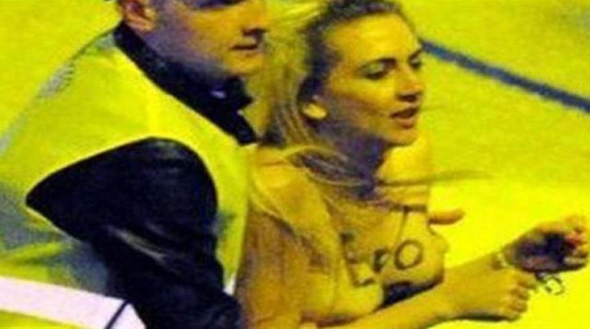 Stat a&ccedil;ılışında &ccedil;ıplak protesto!