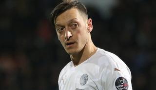 Mesut Özil, dünya çapında futbolcular yetiştirmeyi hedefliyor