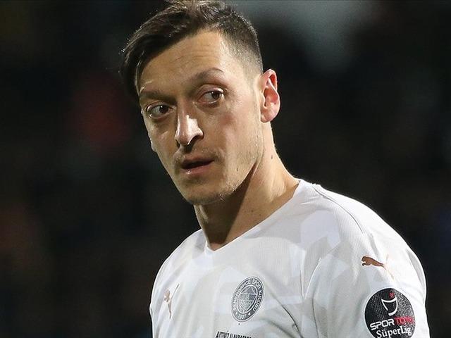 Mesut Özil, dünya çapında futbolcular yetiştirmeyi hedefliyor