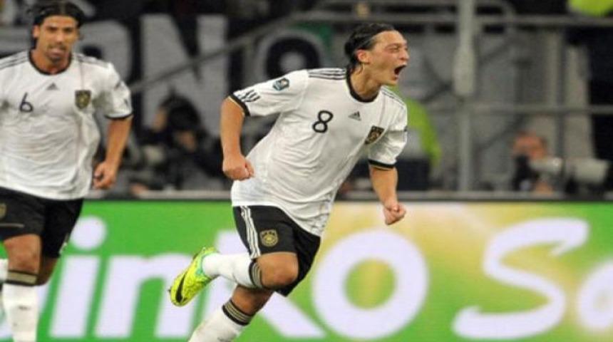 Alman spiker T&uuml;rklere taş attı!