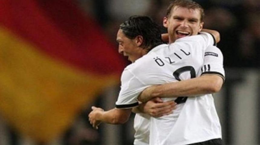 "T&uuml;rkler 'kendi' &Ouml;zil'ini kutluyor"