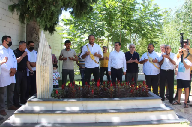 Başpehlivanlık ünvanını kazandı, babasının mezarını ziyaret etti