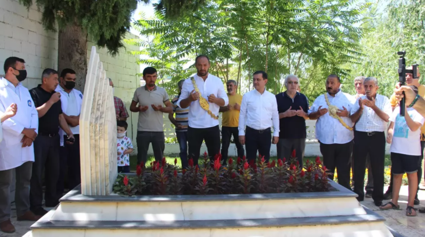 Başpehlivanlık ünvanını kazandı, babasının mezarını ziyaret etti