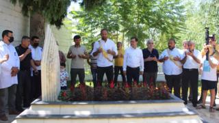 Başpehlivanlık ünvanını kazandı, babasının mezarını ziyaret etti